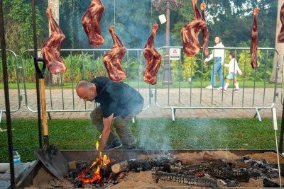 O fogo surge como elo entre as experiências, seja na parrilla, na defumação, na brasa direta ou no calor lento da lenha -  (crédito:  Paulo Liv/Agência Caminhos/Divulgação)