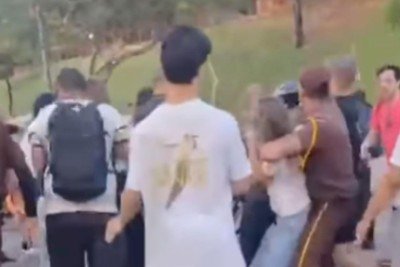 Confusão entre estudantes e bolsonaristas na UFMG. De branco, segurada por um segurança, aparece a pré-candidata Marília Amaral -  (crédito: Instagram/Reprodução)