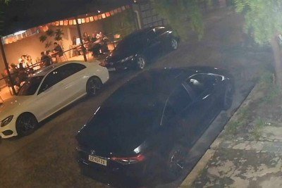 Imagens captadas por câmera de monitoramento registraram momento da chegada de dupla armada em bar na Pampulha, em BH -  (crédito: Câmera de monitoramento/Reprodução)