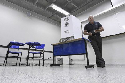  Eleitor idoso saindo da cabine de votação, na eleição de 2018, em Taguatinga, no Distrito Federal -  (crédito:  Edilson Rodrigues/Agência Senado)