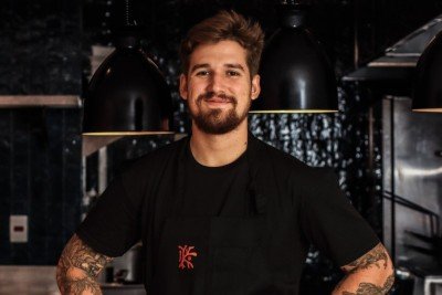 O carioca é sócio e chef do restaurante Koral, no Rio de Janeiro
 -  (crédito: Yasmin Alves/Divulgação)