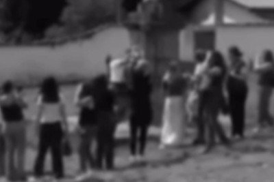 Turistas se reúnem em praça histórica da cidade de Mariana (MG) e simulam açoitamento -  (crédito: Emily Pereira)