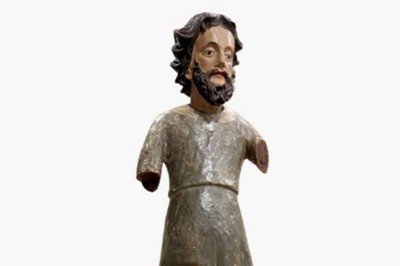 A imagem do santo, que foi encontrada sem as vestes, e o cachorrinho de madeira,essencial para identificação da peça sacra

 -  (crédito: Raquel Ameno/Divulgação)