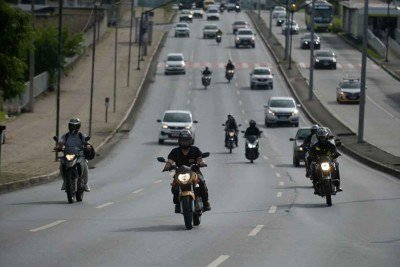 Em comboio na avenida pedro I, uma amostra da quantidade de motocicletas que circulam nas vias da capital mineira -  (crédito: Leandro Couri/EM/D.A PRESS)