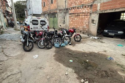 Desmanche na Rua Zilda Gama, no Bairro Havaí, onde quatro motocicletas foram recuperadas  -  (crédito: PMMG/Reprodução)