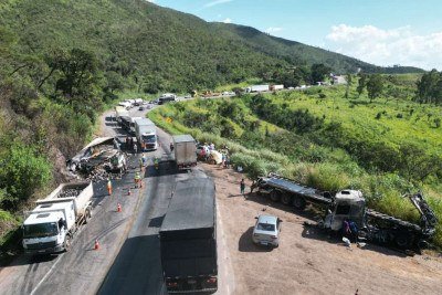 A rodovia ficou bloqueada por cerca de 5 horas -  (crédito: Leandro Couri/EM/D.A. Press)