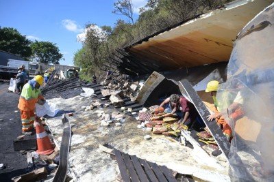 A carga foi saqueada com a permiss&atilde;o da Pol&iacute;cia Rodovi&aacute;ria Federal -  (crédito: Leandro Couri/EM/D.A.Press)
