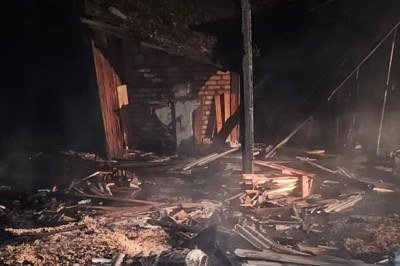 F&aacute;brica de m&oacute;veis planejados, localizada no Centro de Piedade de Caratinga, foi bastante danificada pelas chamas -  (crédito: CBMMG/Divulga&ccedil;&atilde;o)