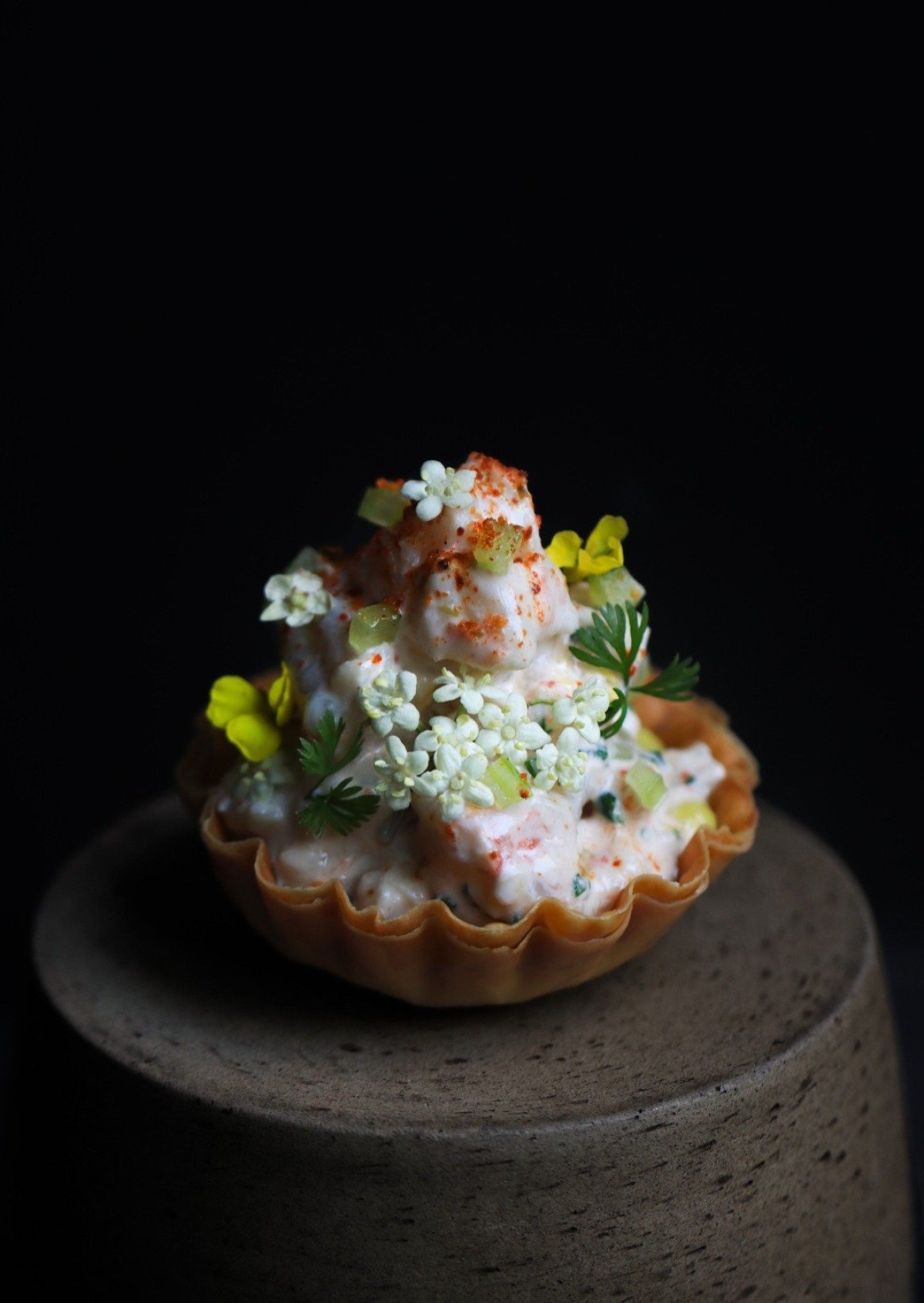 Snack de salada de camar&atilde;o com creme de avocado defumado 