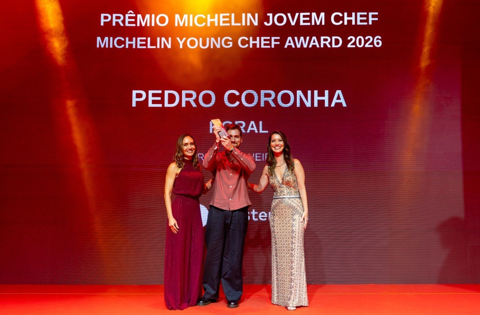 "N&atilde;o tinha ideia de que iria ganhar esses reconhecimentos. Quando meu nome apareceu na categoria &lsquo;Jovem Chef&rsquo;, fiquei sem entender, sem rea&ccedil;&atilde;o" - Pedro Coronha, chef e s&oacute;cio do Koral
