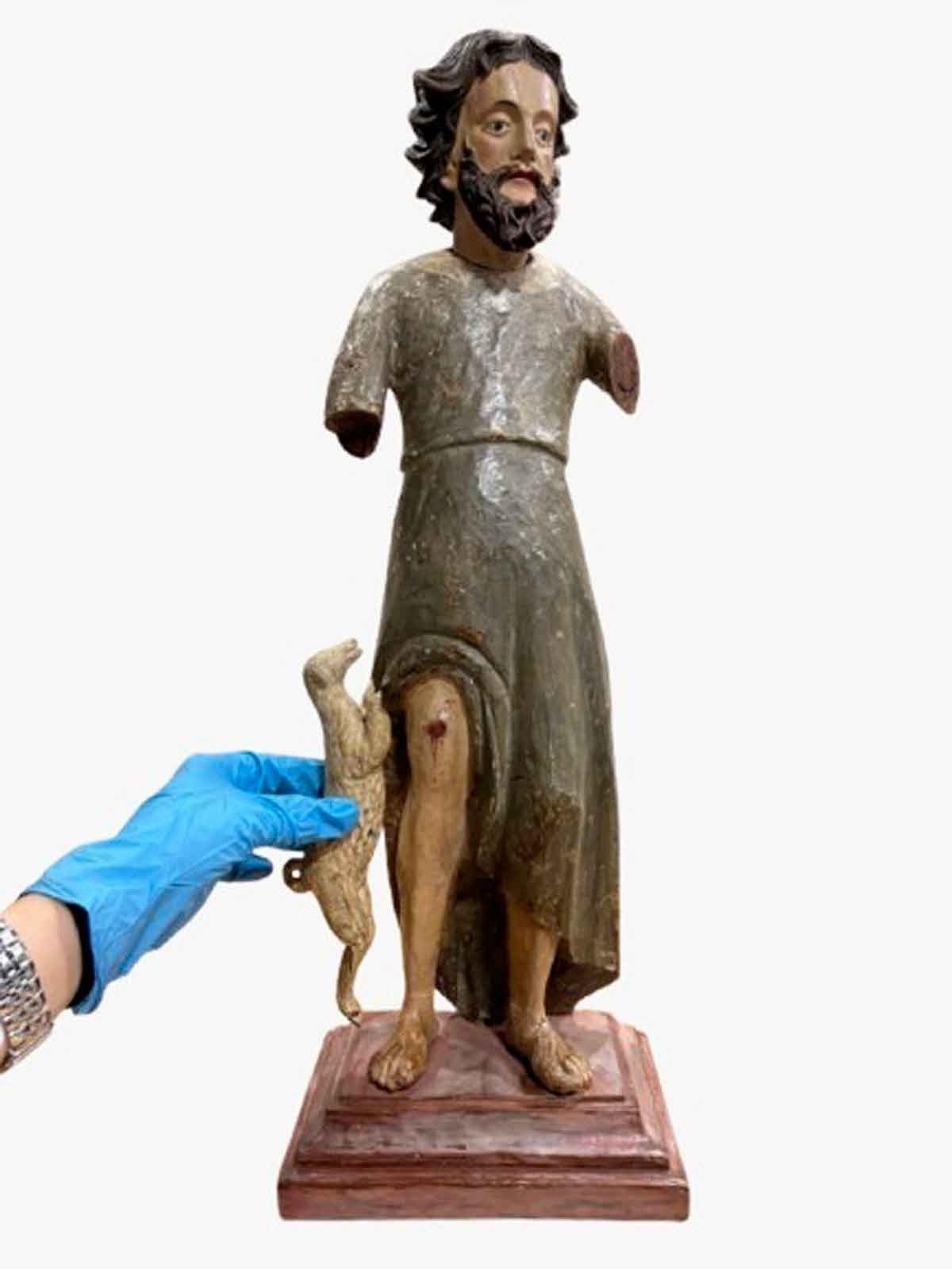 A imagem do santo, que foi encontrada sem as vestes, e o cachorrinho de madeira,essencial para identifica&ccedil;&atilde;o da pe&ccedil;a sacra  