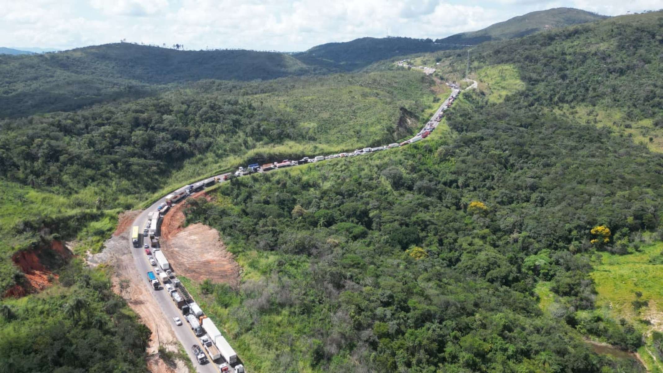 Uma fila quilom&eacute;trica se formou com cerca de 10 km de engarrafamento em cada sentido