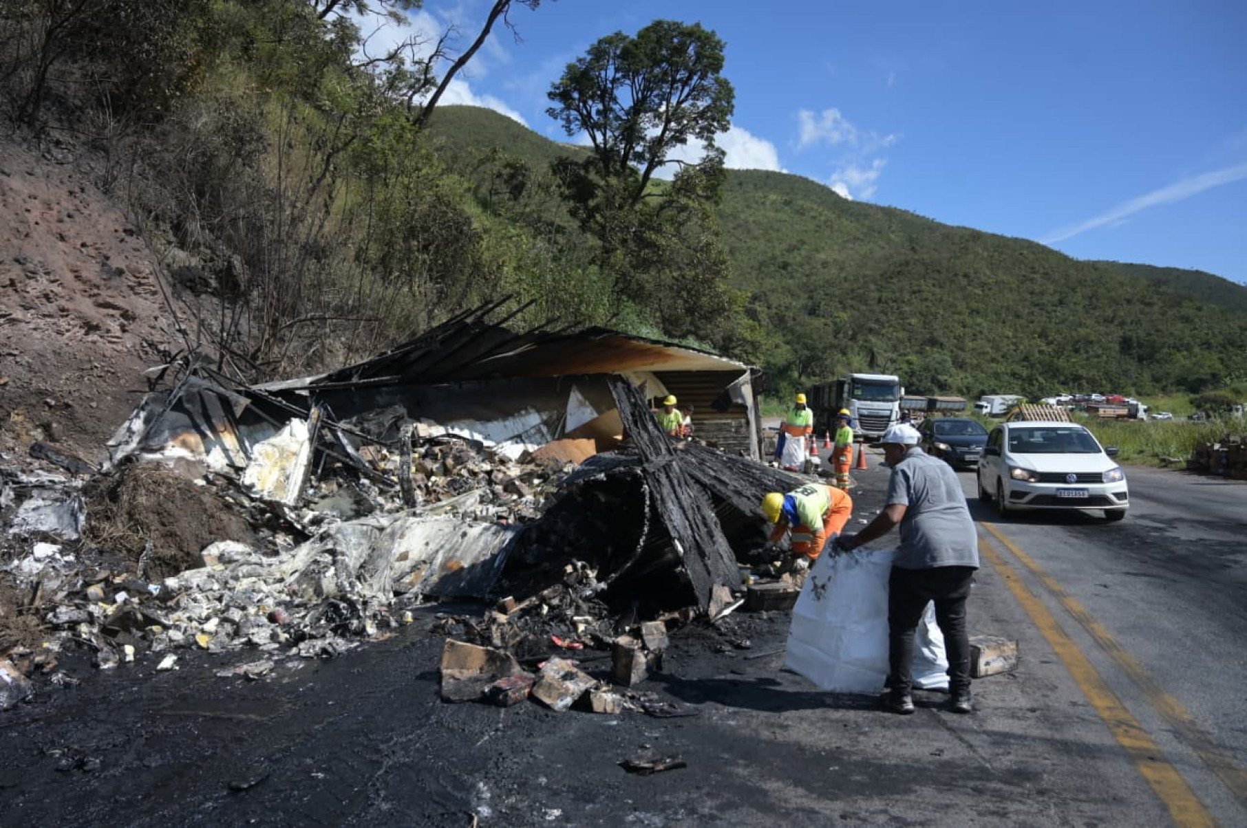 As duas pessoas que estavam no caminh&atilde;o conseguiram sair antes que o fogo se espalhasse