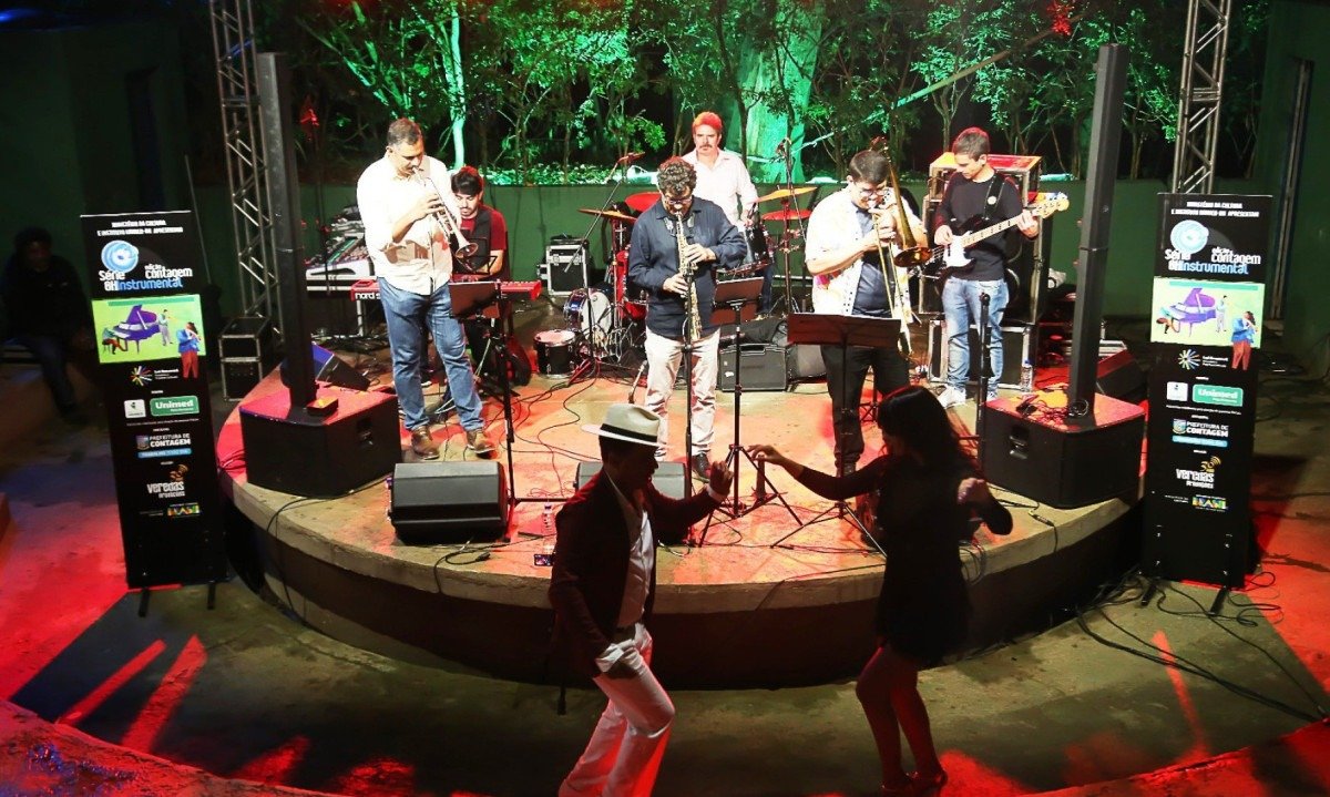 Foto tirada do alto mostra o Cleber Alves Sexteto no palco