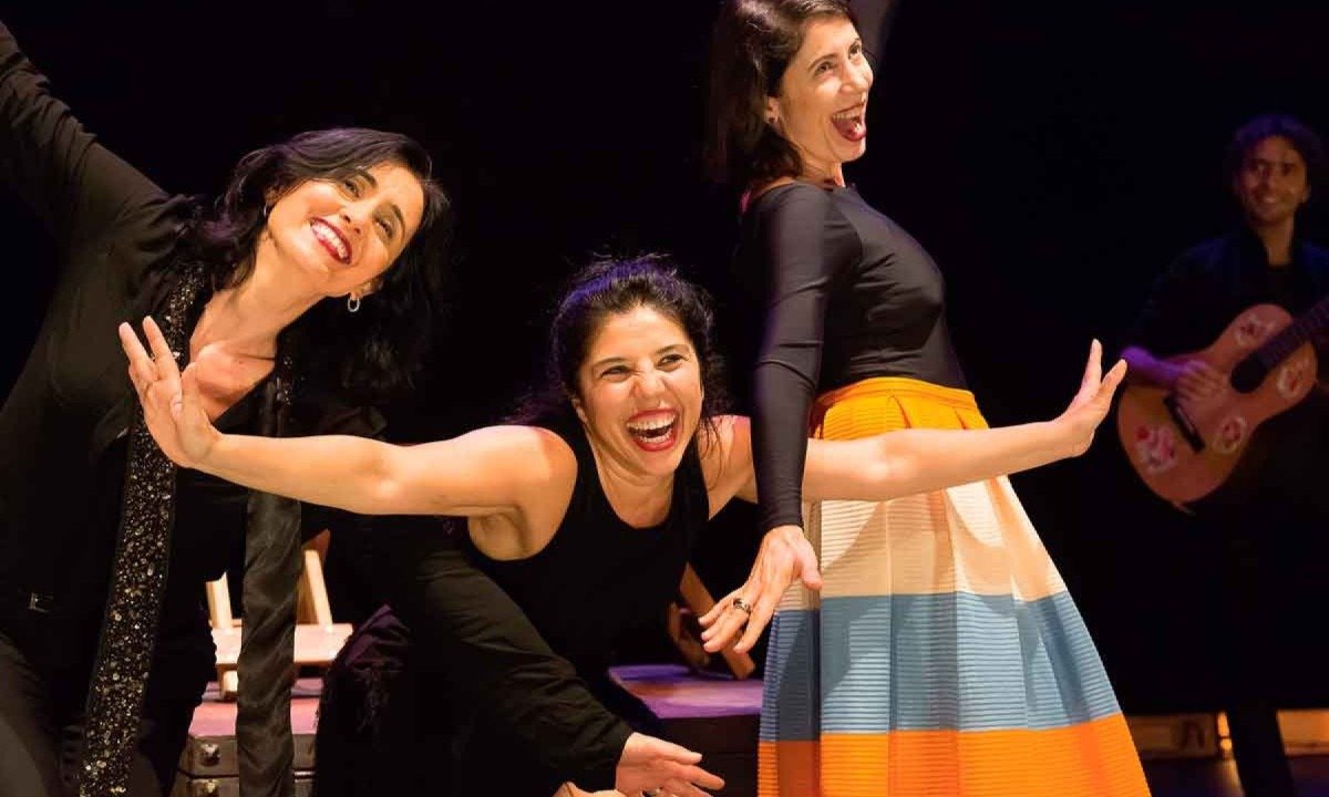 Atrizes do Grupo Galp&atilde;o sorriem e cantam durante apresenta&ccedil;&atilde;o do sarau De tempo somos 