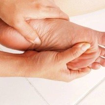 Quando cada passo incomoda: sintomas, causas e alerta da fascite plantar explicados de forma simples - Portal Giro 10