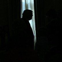 Ex-aliado de Trump processa iniciativa cripto da família presidencial - BRENDAN SMIALOWSKI / AFP