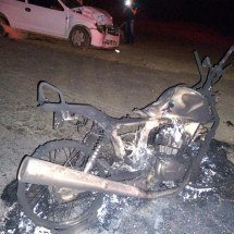 Colisão entre Celta e moto deixa dois em estado grave em MG - PMRv/Reprodução