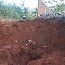 Pedreiro morre soterrado durante obra em encosta no Vale do Aço - Reprodução/CBMMG