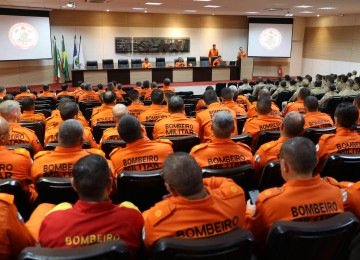 Bombeiros militares participam de uma palestra ou treinamento, refletindo a constante necessidade de atualiza&ccedil;&atilde;o na profiss&atilde;o. -  (crédito: Pexels/ Bombeiros MT)