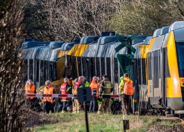 Equipes de resgate atendem passageiros de dois trens que colidiram no norte de Copenhague, na Dinamarca, deixando muitos feridos, em 23 de abril de 2026 -  (crédito: STEVEN KNAP / RITZAU SCANPIX / AFP)