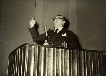 O livro 'Nos 120 anos de Afonso Arinos de Melo Franco' revisita o legado intelectual, político e diplomático do autor da lei contra a discriminação racial -  (crédito: Jean Solari/O Cruzeiro/Arquivo EM/1961)