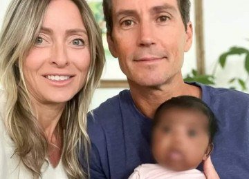 Casal branco dos EUA e a filha, com traços asiáticos; centro de fertilização foi processado por erro -  (crédito: Fox35/Reprodução de vídeo)