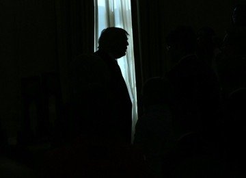 Trump é retratado em silhueta durante o Dia dos Campeões Nacionais Universitários da NCAA na Casa Branca, em Washington, DC, em 21 de abril de 2026 -  (crédito: BRENDAN SMIALOWSKI / AFP)