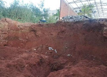 Durante o nivelamento do barranco, parte da terra cedeu e soterrou o homem  -  (crédito: Reprodução/CBMMG)