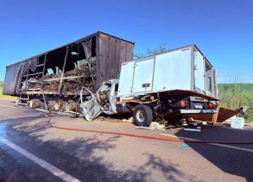 As vítimas seguiam em uma caminhonete quando bateram na traseira de uma carreta, que estava em chamas -  (crédito: CBMMG)