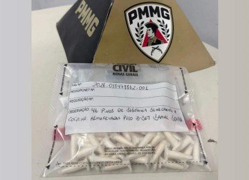 Durante as buscas no bunker, os militares encontraram 45 pinos de subst&acirc;ncia semelhante &agrave; coca&iacute;na -  (crédito: Divulga&ccedil;&atilde;o/PMMG)
