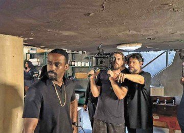 Raphael Logam  (&agrave; esq.), protagonista de 'Impuros', no set de filmagens da s&eacute;tima temporada da s&eacute;rie, que come&ccedil;ou a ser gravada na semana passada; a sexta temporada estr&eacute;ia em 1&ordm; de maio  -  (crédito: Barry Company/Divulga&ccedil;&atilde;o)