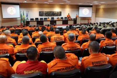 Bombeiros militares participam de uma palestra ou treinamento, refletindo a constante necessidade de atualiza&ccedil;&atilde;o na profiss&atilde;o. -  (crédito: Pexels/ Bombeiros MT)