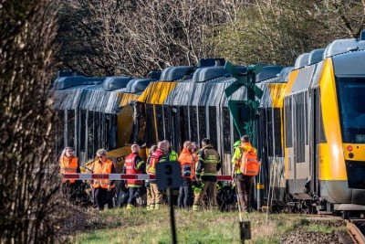 Equipes de resgate atendem passageiros de dois trens que colidiram no norte de Copenhague, na Dinamarca, deixando muitos feridos, em 23 de abril de 2026 -  (crédito: STEVEN KNAP / RITZAU SCANPIX / AFP)