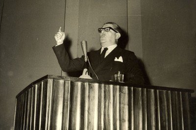 O livro 'Nos 120 anos de Afonso Arinos de Melo Franco' revisita o legado intelectual, político e diplomático do autor da lei contra a discriminação racial -  (crédito: Jean Solari/O Cruzeiro/Arquivo EM/1961)