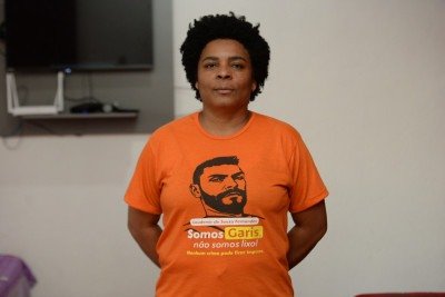 Liliane Franca da Silva, viúva do gari Laudemir de Souza Fernandes, na casa onde moravam no bairro Darci Ribeiro, em Contagem
       -  (crédito: Tulio Santos/EM/D.A.Press - 10/09/2025 )