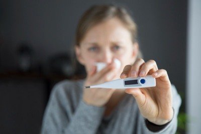 Febre, calafrio, dor de cabeça e no corpo, mal-estar, sudorese, náuseas e cansaço estão entre as principais manifestações -  (crédito: katemangostar/FreePik)