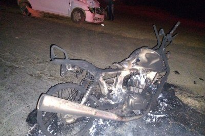 A moto pegou fogo e ficou destruída com o impacto da batida -  (crédito: PMRv/Reprodução)