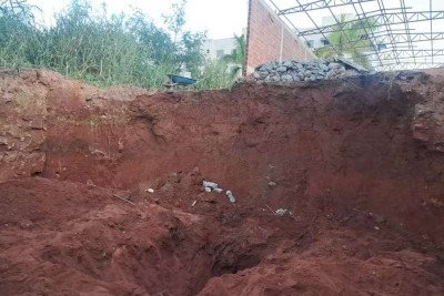 Durante o nivelamento do barranco, parte da terra cedeu e soterrou o homem  -  (crédito: Reprodução/CBMMG)