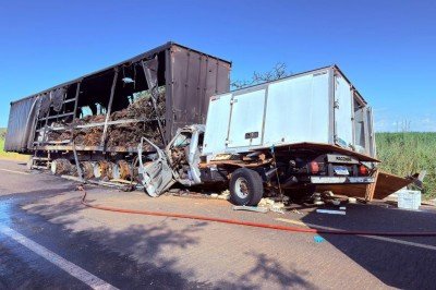 As vítimas seguiam em uma caminhonete quando bateram na traseira de uma carreta, que estava em chamas -  (crédito: CBMMG)
