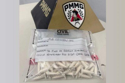 Durante as buscas no bunker, os militares encontraram 45 pinos de subst&acirc;ncia semelhante &agrave; coca&iacute;na -  (crédito: Divulga&ccedil;&atilde;o/PMMG)