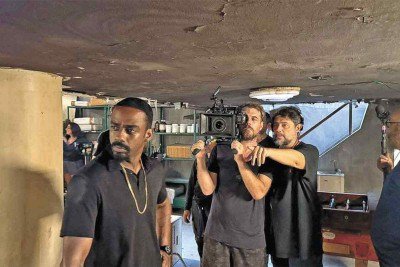 Raphael Logam  (&agrave; esq.), protagonista de 'Impuros', no set de filmagens da s&eacute;tima temporada da s&eacute;rie, que come&ccedil;ou a ser gravada na semana passada; a sexta temporada estr&eacute;ia em 1&ordm; de maio  -  (crédito: Barry Company/Divulga&ccedil;&atilde;o)