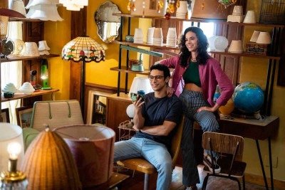 Bruna Marquezine e Sérgio Malheiros são os amigos Bia e Victor, que se descobrem atraídos um pelo outro em 'Amor da minha vida'; produção está em streaming também nos EUA -  (crédito: Disney/Divulgação)