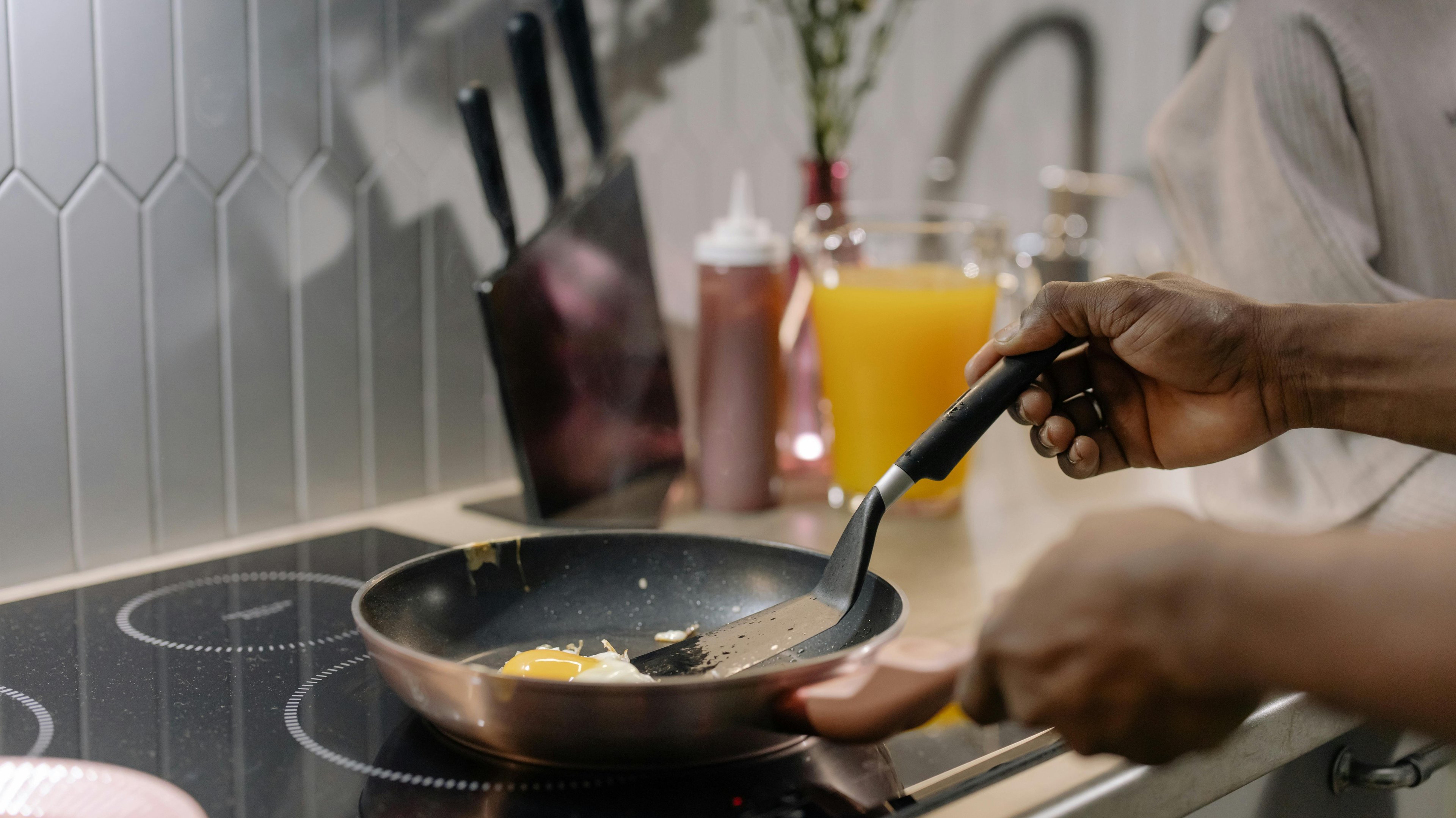 Fogão de indução vale a pena? Veja como funciona e se livrar do botijão - Pexels/ cottonbro studio