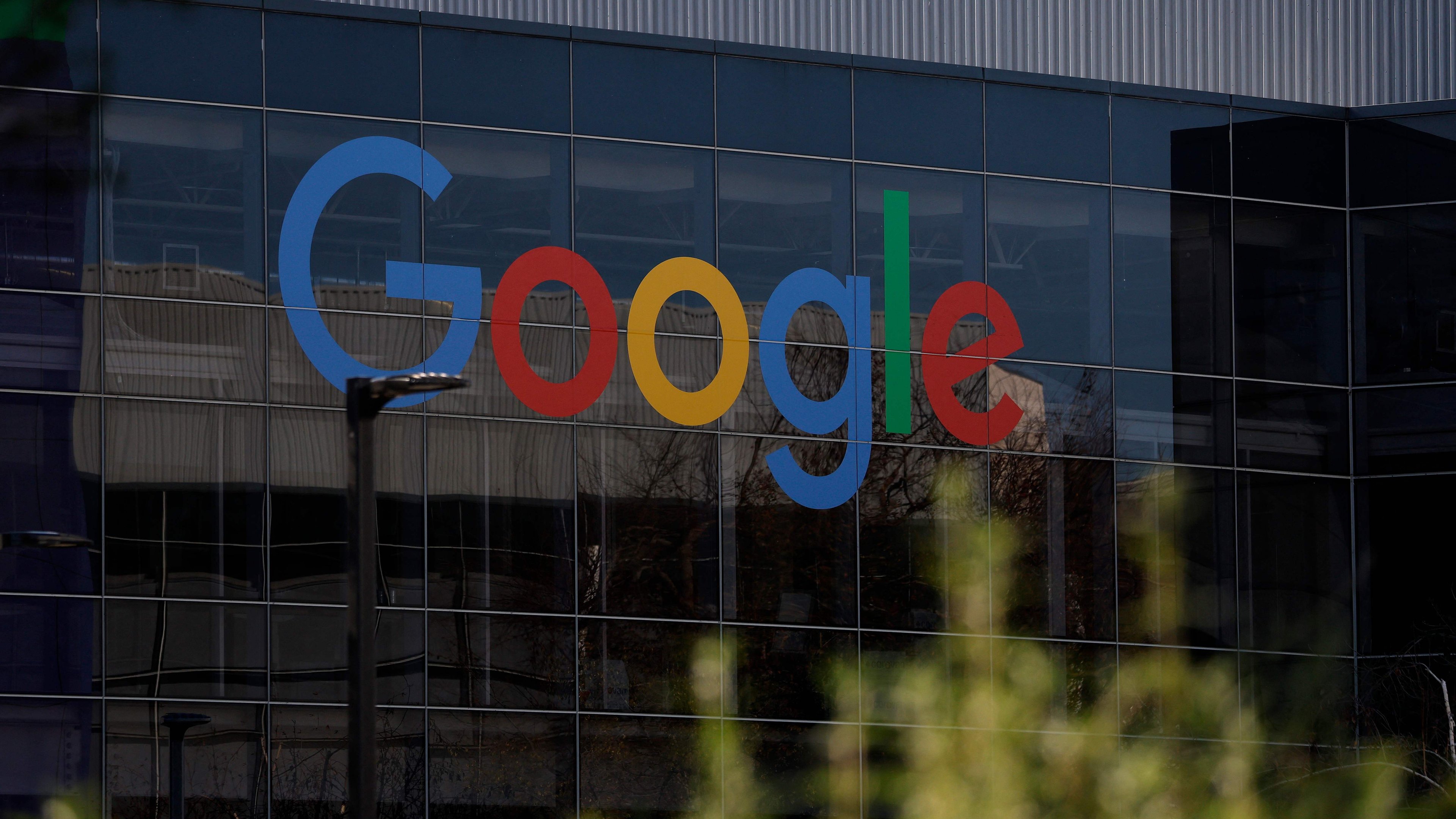 O Google &eacute; alvo de investiga&ccedil;&atilde;o do Cade no Brasil por poss&iacute;vel abuso de posi&ccedil;&atilde;o dominante e impacto no jornalismo -  (crédito: Justin Sullivan/Getty Images/AFP)