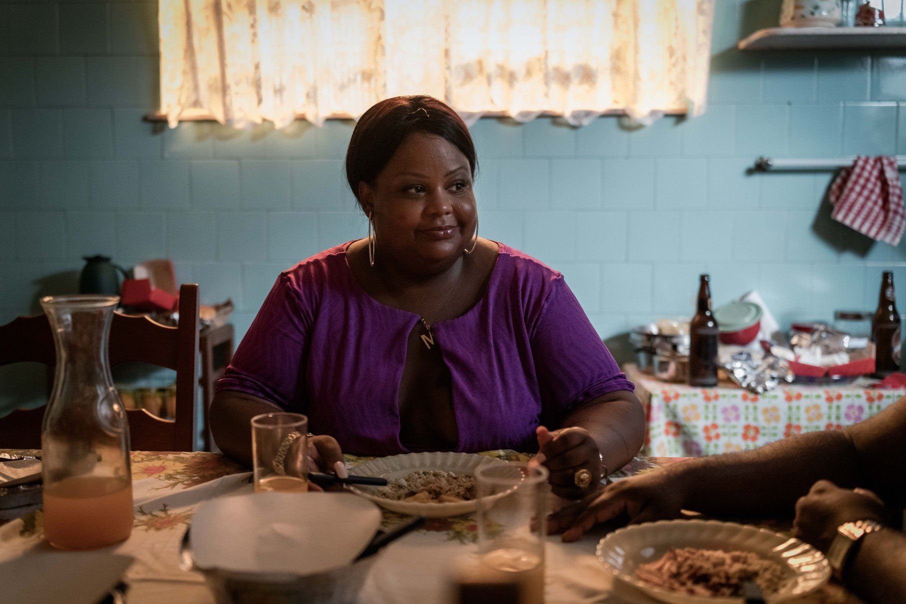 A funkeira MC Carol faz participação na série como a personagem Marcelão.