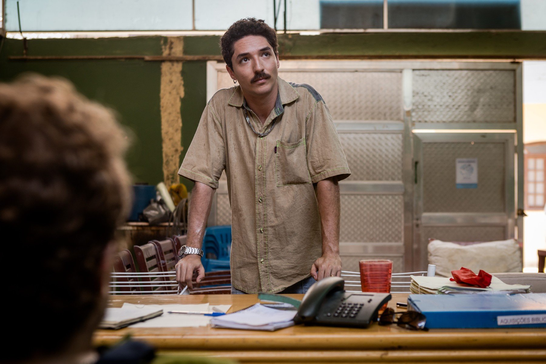 Jo&atilde;o Vitor Silva interpreta o personagem Afonso Tabuada, jovem inteligente que confronta Evandro do Dend&ecirc;.