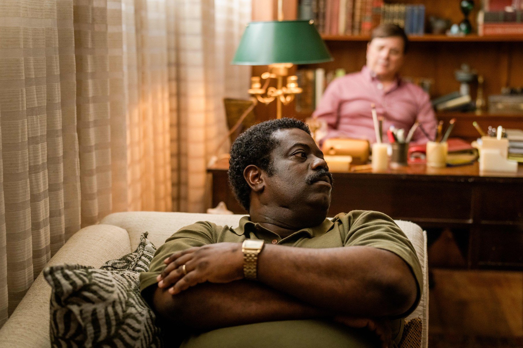 Leandro Firmino interpreta Gilmar, braço direito e aliado do protagonista Evandro do Dendê.