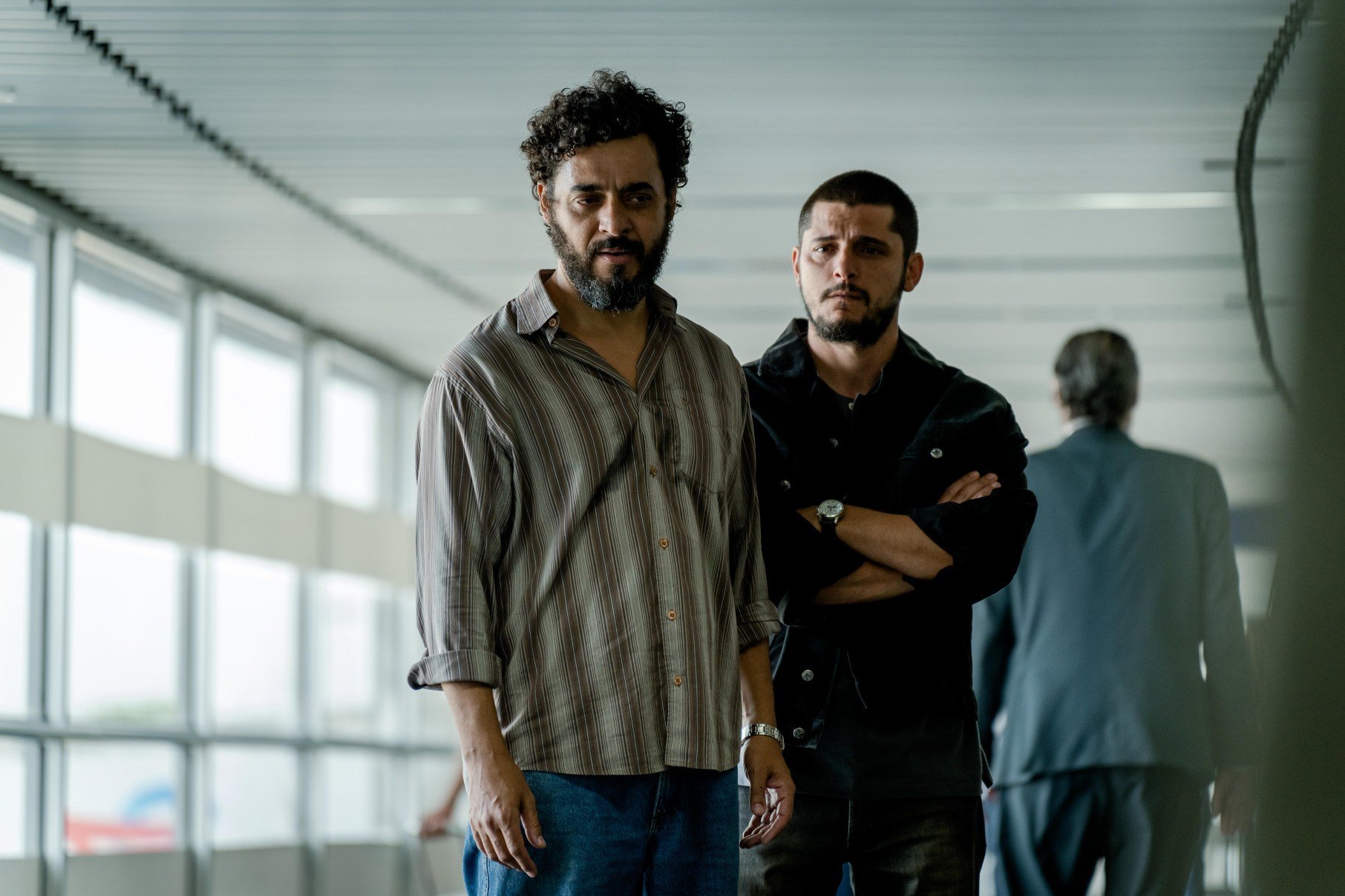 Morello (Rui Ricardo Diaz) se alia a um grupo de ex-policiais com o objetivo de desbancar o tráfico nas comunidades cariocas.