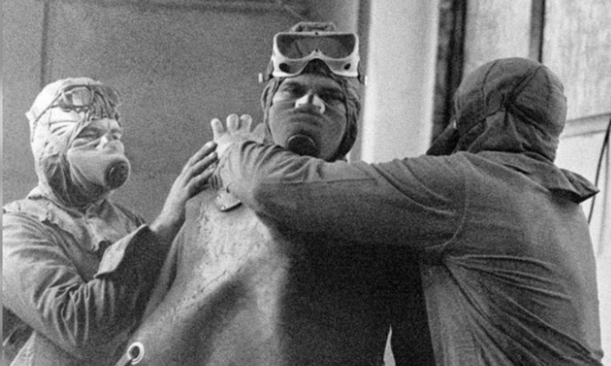 Conhecidos como "Esquadr&atilde;o Suicida", tr&ecirc;s trabalhadores, Valeri Bezpalov, Alexei Ananenko e Boris Baranov, foram enviados aos n&iacute;veis inundados da usina de Chernobyl dias ap&oacute;s a explos&atilde;o. A miss&atilde;o era abrir v&aacute;lvulas sob o reator para drenar a &aacute;gua acumulada, evitando uma nova explos&atilde;o, que poderia ampliar ainda mais o desastre. Equipados com lanternas e prote&ccedil;&atilde;o limitada, avan&ccedil;aram em um ambiente escuro e altamente radioativo